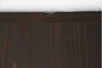 収納箪笥サイドボードをリペア&カスタム!高さと奥行きをリサイズし、当店のオーダー家具を参考に引き戸前には縦桟を取り付け。可動式の棚板はを製作し取り付け、本体は現状をベースにして1トーン程落ち着いた色味に着色。(水屋箪笥、テレビ台、テレビボード、収納棚、キャビネット、ローボード)