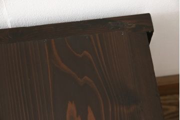 収納箪笥サイドボードをリペア&カスタム!高さと奥行きをリサイズし、当店のオーダー家具を参考に引き戸前には縦桟を取り付け。可動式の棚板はを製作し取り付け、本体は現状をベースにして1トーン程落ち着いた色味に着色。(水屋箪笥、テレビ台、テレビボード、収納棚、キャビネット、ローボード)