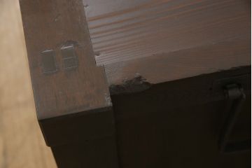収納箪笥サイドボードをリペア&カスタム!高さと奥行きをリサイズし、当店のオーダー家具を参考に引き戸前には縦桟を取り付け。可動式の棚板はを製作し取り付け、本体は現状をベースにして1トーン程落ち着いた色味に着色。(水屋箪笥、テレビ台、テレビボード、収納棚、キャビネット、ローボード)