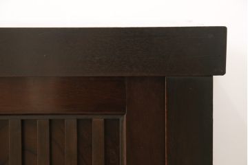 収納箪笥サイドボードをリペア&カスタム!高さと奥行きをリサイズし、当店のオーダー家具を参考に引き戸前には縦桟を取り付け。可動式の棚板はを製作し取り付け、本体は現状をベースにして1トーン程落ち着いた色味に着色。(水屋箪笥、テレビ台、テレビボード、収納棚、キャビネット、ローボード)