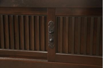収納箪笥サイドボードをリペア&カスタム!高さと奥行きをリサイズし、当店のオーダー家具を参考に引き戸前には縦桟を取り付け。可動式の棚板はを製作し取り付け、本体は現状をベースにして1トーン程落ち着いた色味に着色。(水屋箪笥、テレビ台、テレビボード、収納棚、キャビネット、ローボード)