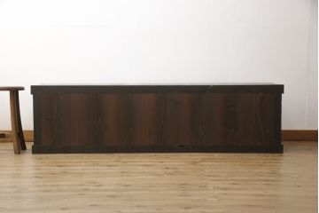収納箪笥サイドボードをリペア&カスタム!高さと奥行きをリサイズし、当店のオーダー家具を参考に引き戸前には縦桟を取り付け。可動式の棚板はを製作し取り付け、本体は現状をベースにして1トーン程落ち着いた色味に着色。(水屋箪笥、テレビ台、テレビボード、収納棚、キャビネット、ローボード)