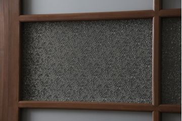 ガラス戸2枚をリペア&カスタム!高さと幅をリサイズし、指定箇所にすりガラス・ダイヤガラス ・モールガラスを配置。戸車を取付け、全体的に着色後水性ワックスにて仕上げ。(建具、引き戸)