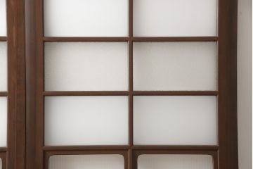 ガラス戸2枚をリペア&カスタム!高さと幅をリサイズし、指定箇所にすりガラス・ダイヤガラス ・モールガラスを配置。戸車を取付け、全体的に着色後水性ワックスにて仕上げ。(建具、引き戸)