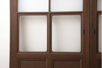 ガラス戸2枚をリペア&カスタム!高さと幅をリサイズし、指定箇所にすりガラス・ダイヤガラス ・モールガラスを配置。戸車を取付け、全体的に着色後水性ワックスにて仕上げ。(建具、引き戸)