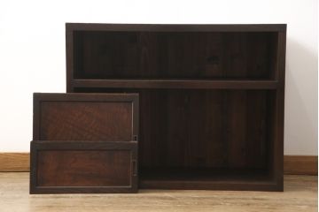 関東水屋箪笥をリペア&カスタム!本体幅に合わせ出ている部分をカットし、金具の欠損箇所には近しいものを取り付け。本体は現状をベースに1トーン程落ち着いた色味に着色。(時代箪笥、収納棚、戸棚、キャビネット、食器棚、リビングボード、サイドボード)