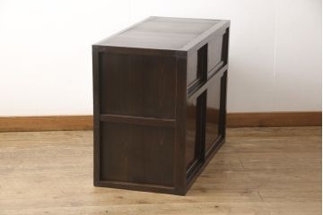 関東水屋箪笥をリペア&カスタム!本体幅に合わせ出ている部分をカットし、金具の欠損箇所には近しいものを取り付け。本体は現状をベースに1トーン程落ち着いた色味に着色。(時代箪笥、収納棚、戸棚、キャビネット、食器棚、リビングボード、サイドボード)