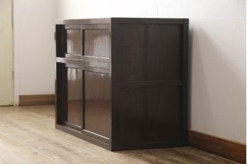 関東水屋箪笥をリペア&カスタム!本体幅に合わせ出ている部分をカットし、金具の欠損箇所には近しいものを取り付け。本体は現状をベースに1トーン程落ち着いた色味に着色。(時代箪笥、収納棚、戸棚、キャビネット、食器棚、リビングボード、サイドボード)