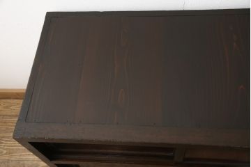 関東水屋箪笥をリペア&カスタム!本体幅に合わせ出ている部分をカットし、金具の欠損箇所には近しいものを取り付け。本体は現状をベースに1トーン程落ち着いた色味に着色。(時代箪笥、収納棚、戸棚、キャビネット、食器棚、リビングボード、サイドボード)