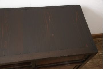 関東水屋箪笥をリペア&カスタム!本体幅に合わせ出ている部分をカットし、金具の欠損箇所には近しいものを取り付け。本体は現状をベースに1トーン程落ち着いた色味に着色。(時代箪笥、収納棚、戸棚、キャビネット、食器棚、リビングボード、サイドボード)