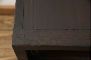 関東水屋箪笥をリペア&カスタム!本体幅に合わせ出ている部分をカットし、金具の欠損箇所には近しいものを取り付け。本体は現状をベースに1トーン程落ち着いた色味に着色。(時代箪笥、収納棚、戸棚、キャビネット、食器棚、リビングボード、サイドボード)