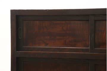関東水屋箪笥をリペア&カスタム!本体幅に合わせ出ている部分をカットし、金具の欠損箇所には近しいものを取り付け。本体は現状をベースに1トーン程落ち着いた色味に着色。(時代箪笥、収納棚、戸棚、キャビネット、食器棚、リビングボード、サイドボード)