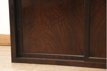 関東水屋箪笥をリペア&カスタム!本体幅に合わせ出ている部分をカットし、金具の欠損箇所には近しいものを取り付け。本体は現状をベースに1トーン程落ち着いた色味に着色。(時代箪笥、収納棚、戸棚、キャビネット、食器棚、リビングボード、サイドボード)
