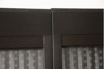 ガラス入り格子戸2枚をリペア&カスタム!高さと幅をリサイズし、ガラスは当店オリジナルの麻の葉紋様ガラスに交換。色味は当店商品を参考に着色。(引き戸、玄関戸、建具)
