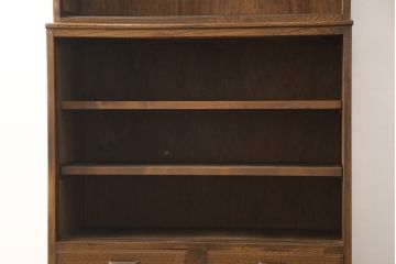 戸棚をリペア&カスタム!下段引き戸に結霜ガラスをはめ込み、割れがある既存の棚板をあらたに製作。本体は現状をベースにして1トーン程落ち着いた色味に着色。(収納棚、食器棚、キャビネット)