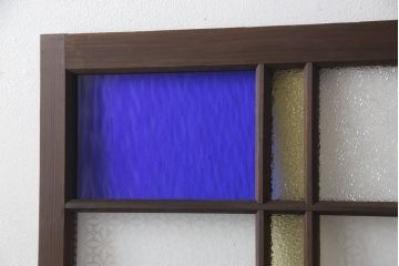 ガラス戸2枚にリペア&カスタム!指定箇所に色ガラスと当店オリジナルの花菱模様ガラスへ交換。(引き戸、建具)