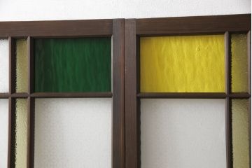 ガラス戸2枚にリペア&カスタム!指定箇所に色ガラスと当店オリジナルの花菱模様ガラスへ交換。(引き戸、建具)