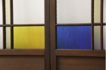 ガラス戸2枚にリペア&カスタム!指定箇所に色ガラスと当店オリジナルの花菱模様ガラスへ交換。(引き戸、建具)