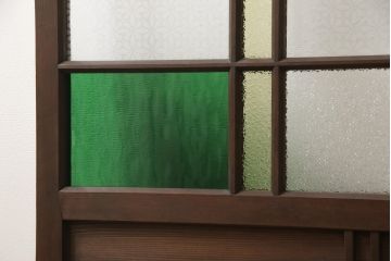 ガラス戸2枚にリペア&カスタム!指定箇所に色ガラスと当店オリジナルの花菱模様ガラスへ交換。(引き戸、建具)