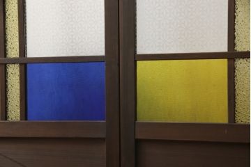 ガラス戸2枚にリペア&カスタム!指定箇所に色ガラスと当店オリジナルの花菱模様ガラスへ交換。(引き戸、建具)