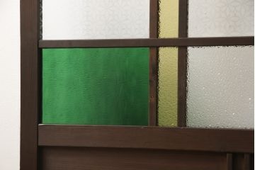 ガラス戸2枚にリペア&カスタム!指定箇所に色ガラスと当店オリジナルの花菱模様ガラスへ交換。(引き戸、建具)