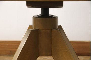 ドクターチェアをリペア&カスタム!お好みの生地に張り替え、雰囲気に合うように当店で選別した鋲とブレードを取付け。本体は現状をベースに1トーン程落ち着いた色味に着色。(回転椅子)