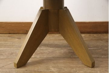 ドクターチェアをリペア&カスタム!お好みの生地に張り替え、雰囲気に合うように当店で選別した鋲とブレードを取付け。本体は現状をベースに1トーン程落ち着いた色味に着色。(回転椅子)
