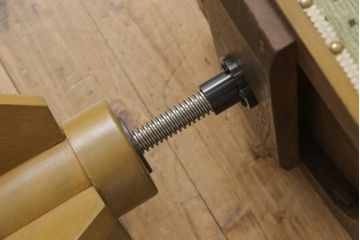 ドクターチェアをリペア&カスタム!お好みの生地に張り替え、雰囲気に合うように当店で選別した鋲とブレードを取付け。本体は現状をベースに1トーン程落ち着いた色味に着色。(回転椅子)