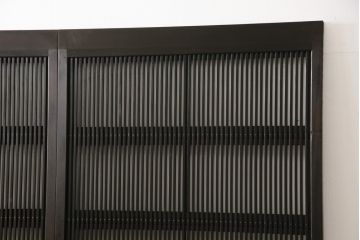 格子戸2枚をリペア&カスタム!高さをリサイズし、全てのガラスを新品のクリアガラスに交換。お客様がご用意した金具を取り付け。本体は現状をベースに着色。(ガラス帯戸、引き戸、建具)