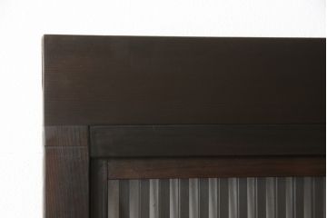 格子戸2枚をリペア&カスタム!高さをリサイズし、全てのガラスを新品のクリアガラスに交換。お客様がご用意した金具を取り付け。本体は現状をベースに着色。(ガラス帯戸、引き戸、建具)