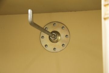 ワードローブをリペア&カスタム!!内部背板を本体の色味に合わせて塗装。(洋服タンス、収納棚)