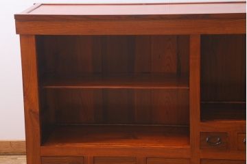 水屋箪笥サイドボードをリペア&カスタム!天板の溝に合わせガラスをはめ込み、本体とガラスの間の溝はコーキング加工。(収納棚、戸棚、テレビ台、キャビネット、食器棚)