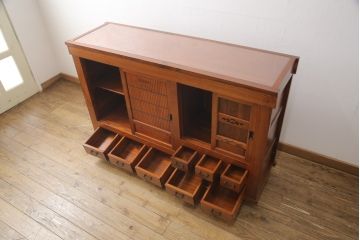 水屋箪笥サイドボードをリペア&カスタム!天板の溝に合わせガラスをはめ込み、本体とガラスの間の溝はコーキング加工。(収納棚、戸棚、テレビ台、キャビネット、食器棚)
