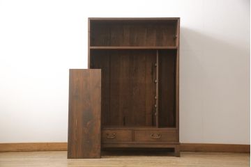 戸棚をリペア&カスタム!棚板を製作して差し替え。棚内部は5分割になるよう棚受けを配置。木製角脚を取付け、色味は当店商品を参考に着色。(収納棚、キャビネット)