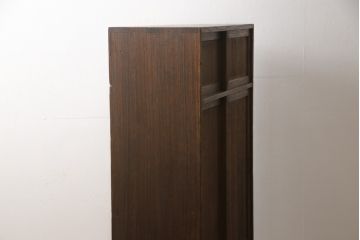 戸棚をリペア&カスタム!棚板を製作して差し替え。棚内部は5分割になるよう棚受けを配置。木製角脚を取付け、色味は当店商品を参考に着色。(収納棚、キャビネット)
