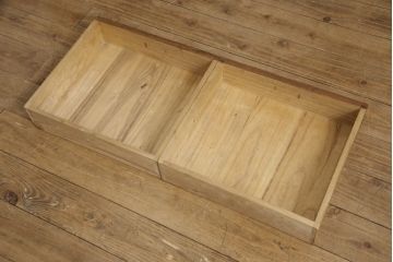 戸棚をリペア&カスタム!棚板を製作して差し替え。棚内部は5分割になるよう棚受けを配置。木製角脚を取付け、色味は当店商品を参考に着色。(収納棚、キャビネット)