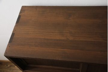 戸棚をリペア&カスタム!棚板を製作して差し替え。棚内部は5分割になるよう棚受けを配置。木製角脚を取付け、色味は当店商品を参考に着色。(収納棚、キャビネット)