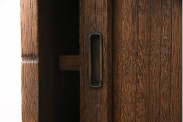 戸棚をリペア&カスタム!棚板を製作して差し替え。棚内部は5分割になるよう棚受けを配置。木製角脚を取付け、色味は当店商品を参考に着色。(収納棚、キャビネット)