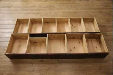 ローボードをリペア&カスタム!天板・木脚を製作し取り付け。欠損していた引手も取り付け。新材を使用した部分、本体は現状をベースに着色。(引き出し、リビングボード、テレビ台、テレビボード、ローチェスト)