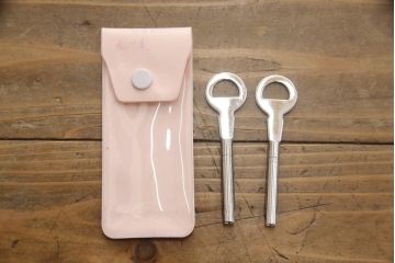 総桐箪笥の見た目を変えずに綺麗にリペア!当店商品を参考に濃い茶色に着色。(整理タンス、小抽タンス、衣装箪笥、桐たんす)