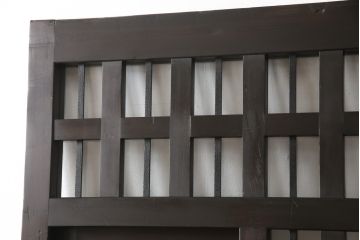 くぐり戸をリペア&カスタム!網を取り外しガラスを取り付け。既存の戸車・金具を取り外し、鍵跡付近の裏側に板を張り付け。色味は当店商品を参考に着色し、外部向けの塗料にて仕上げ。(蔵戸、建具、玄関戸)