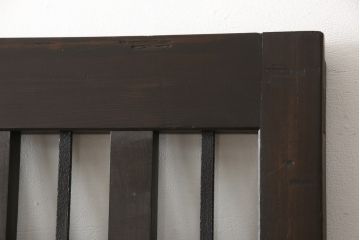 くぐり戸をリペア&カスタム!網を取り外しガラスを取り付け。既存の戸車・金具を取り外し、鍵跡付近の裏側に板を張り付け。色味は当店商品を参考に着色し、外部向けの塗料にて仕上げ。(蔵戸、建具、玄関戸)
