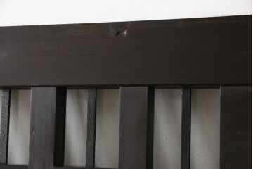 くぐり戸をリペア&カスタム!網を取り外しガラスを取り付け。既存の戸車・金具を取り外し、鍵跡付近の裏側に板を張り付け。色味は当店商品を参考に着色し、外部向けの塗料にて仕上げ。(蔵戸、建具、玄関戸)