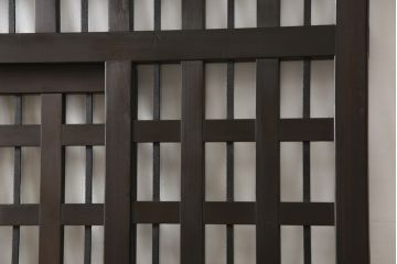 くぐり戸をリペア&カスタム!網を取り外しガラスを取り付け。既存の戸車・金具を取り外し、鍵跡付近の裏側に板を張り付け。色味は当店商品を参考に着色し、外部向けの塗料にて仕上げ。(蔵戸、建具、玄関戸)