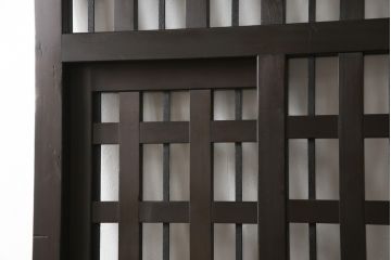 くぐり戸をリペア&カスタム!網を取り外しガラスを取り付け。既存の戸車・金具を取り外し、鍵跡付近の裏側に板を張り付け。色味は当店商品を参考に着色し、外部向けの塗料にて仕上げ。(蔵戸、建具、玄関戸)