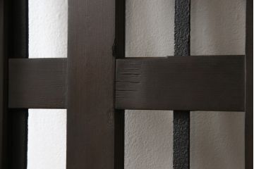 くぐり戸をリペア&カスタム!網を取り外しガラスを取り付け。既存の戸車・金具を取り外し、鍵跡付近の裏側に板を張り付け。色味は当店商品を参考に着色し、外部向けの塗料にて仕上げ。(蔵戸、建具、玄関戸)