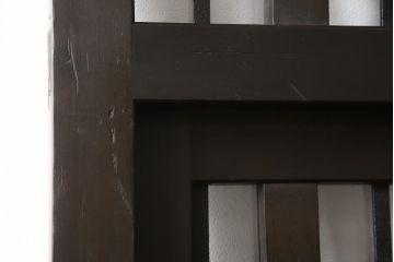 くぐり戸をリペア&カスタム!網を取り外しガラスを取り付け。既存の戸車・金具を取り外し、鍵跡付近の裏側に板を張り付け。色味は当店商品を参考に着色し、外部向けの塗料にて仕上げ。(蔵戸、建具、玄関戸)