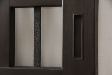 くぐり戸をリペア&カスタム!網を取り外しガラスを取り付け。既存の戸車・金具を取り外し、鍵跡付近の裏側に板を張り付け。色味は当店商品を参考に着色し、外部向けの塗料にて仕上げ。(蔵戸、建具、玄関戸)