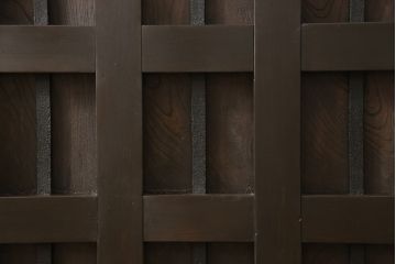 くぐり戸をリペア&カスタム!網を取り外しガラスを取り付け。既存の戸車・金具を取り外し、鍵跡付近の裏側に板を張り付け。色味は当店商品を参考に着色し、外部向けの塗料にて仕上げ。(蔵戸、建具、玄関戸)