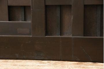 くぐり戸をリペア&カスタム!網を取り外しガラスを取り付け。既存の戸車・金具を取り外し、鍵跡付近の裏側に板を張り付け。色味は当店商品を参考に着色し、外部向けの塗料にて仕上げ。(蔵戸、建具、玄関戸)